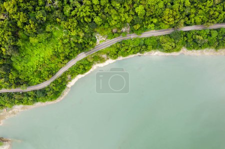 Foto de Vista aérea de una carretera con árboles cerca del lago en el embalse de Mingtan, ciudad de Shuili, Nantou, Taiwán - Imagen libre de derechos