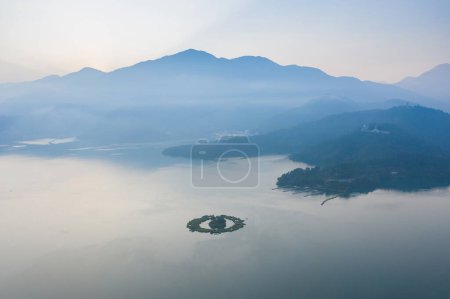 Téléchargez les photos : Lever du soleil du célèbre paysage du lac Sun Moon à Nantou, Taiwan - en image libre de droit