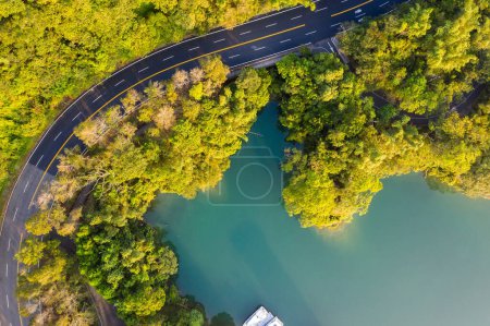 Téléchargez les photos : Vue aérienne d'une route avec forêt dans le lac Sun Moon à Nantou, Taiwan - en image libre de droit