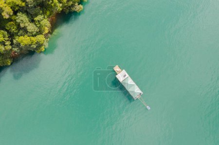 Téléchargez les photos : Vue aérienne des bateaux sur le lac à l'attraction célèbre, Sun Moon Lake, dans le canton de Yuchi, comté de Nantou, Taiwan, Asie - en image libre de droit