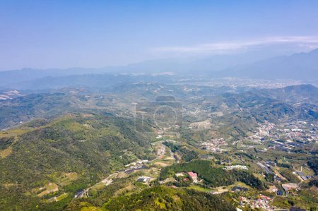 Foto de Paisaje matutino del pueblo en la montaña en el municipio de Yuchi, Nantou, Taiwán - Imagen libre de derechos