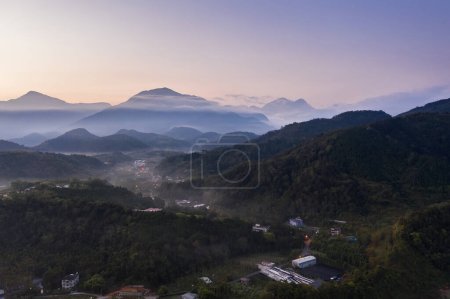 Téléchargez les photos : Lever du soleil paysage du matin du village dans la montagne à Yuchi township, Nantou, Taiwan - en image libre de droit
