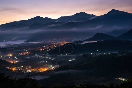 Téléchargez les photos : Paysage de village dans la montagne avec crépuscule dans le canton de Yuchi, Nantou, Taiwan - en image libre de droit