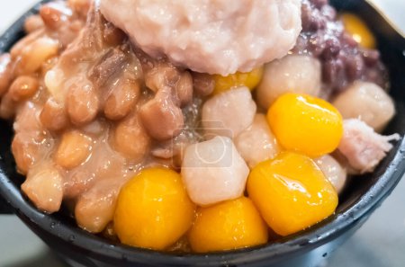 Téléchargez les photos : Glace rasée à froid avec dessert coloré, célèbres snacks taïwanais - en image libre de droit