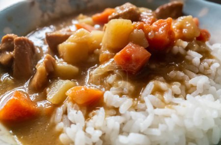 Foto de Salsa de curry con carne de res y arroz en la mesa - Imagen libre de derechos