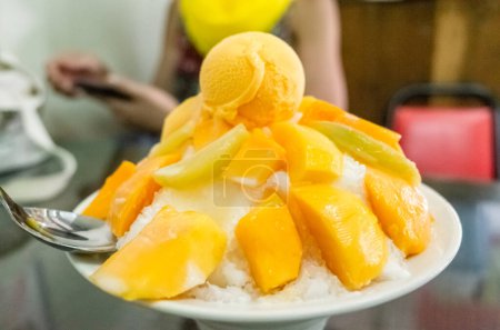 Foto de Comer hielo afeitado de mango con postre colorido, famosos aperitivos taiwaneses en Taiwán - Imagen libre de derechos