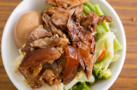 Téléchargez les photos : Nourriture taïwanaise de porc knuckle riz dans un bol à table - en image libre de droit