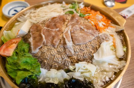 Foto de Barbacoa coreana en la parrilla de cobre en un restaurante - Imagen libre de derechos