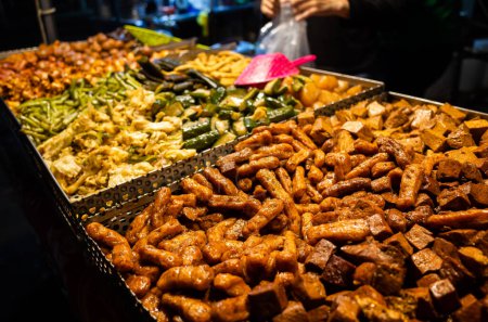 Foto de Bocadillos tradicionales de pollo frito taiwanés en la calle en el mercado nocturno - Imagen libre de derechos