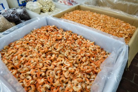 Téléchargez les photos : Tas de crevettes séchées sur le marché traditionnel à Taiwan - en image libre de droit