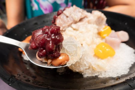 Foto de Comer hielo afeitado con postre colorido, famosos aperitivos de Taiwán - Imagen libre de derechos