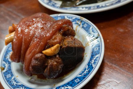 Foto de Pies de cerdo estofados de Taiwán, comida tradicional en un restaurante - Imagen libre de derechos