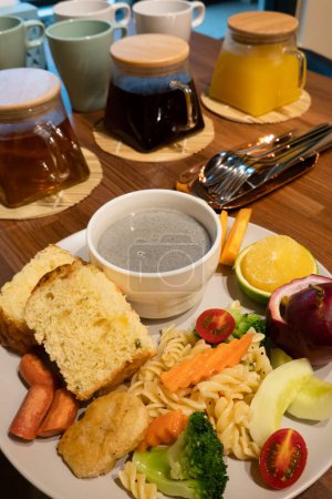 Téléchargez les photos : Petit déjeuner continental avec options salées et sucrées sur une assiette rose. - en image libre de droit