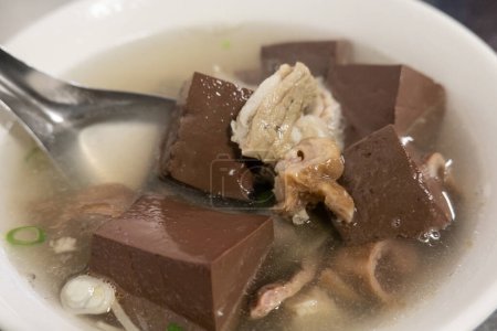 Schüssel mit taiwanesischer Schweineblut-Suppe auf dem Tisch