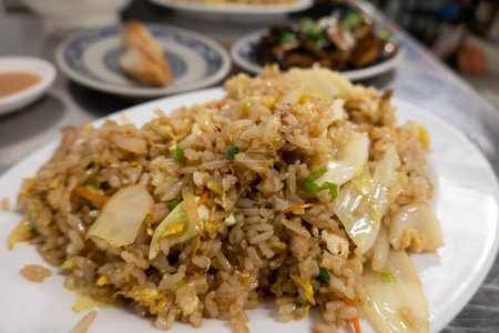 Foto de Placa de arroz frito con huevo y verduras. - Imagen libre de derechos