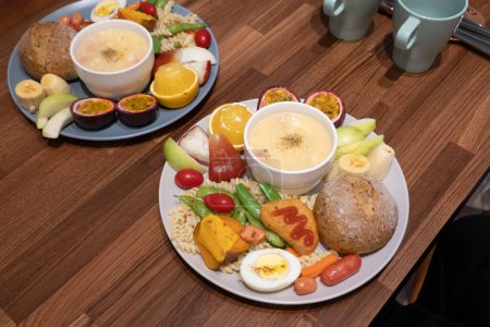 Foto de Desayuno generoso con fruta, huevos y sopa. - Imagen libre de derechos