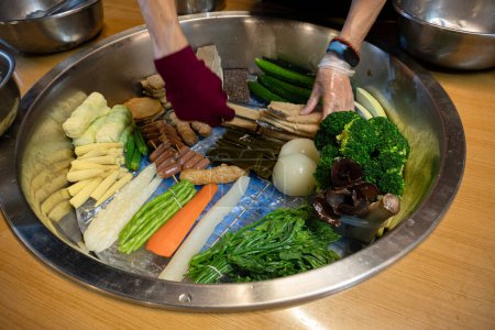 Foto de Variedad de verduras e ingredientes para pollo salado taiwanés hot pot. - Imagen libre de derechos