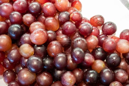 Foto de Primer plano de una pila de uvas rojas. - Imagen libre de derechos