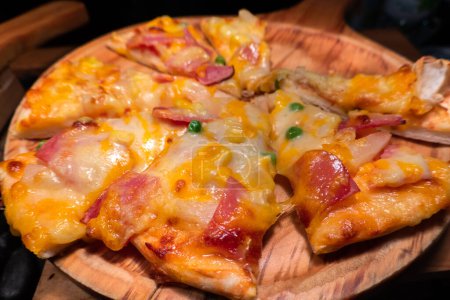 Téléchargez les photos : Pizza au jambon, maïs et fromage fondu. - en image libre de droit