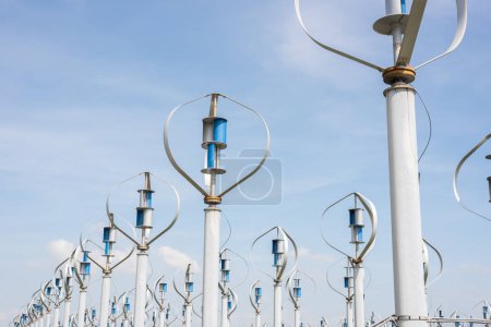 Foto de Turbina eólica en el cielo azul, concepto de energía limpia - Imagen libre de derechos