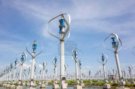 Foto de Turbina eólica en el cielo azul, concepto de energía limpia - Imagen libre de derechos