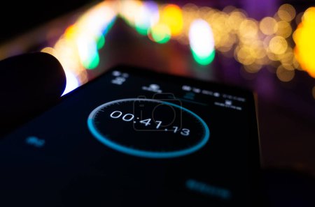 Foto de Uso de la aplicación de teléfono inteligente de temporizador en la noche - Imagen libre de derechos
