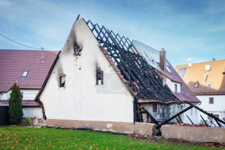 Téléchargez les photos : An image of a damaged burned house - en image libre de droit
