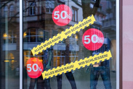 Téléchargez les photos : An image of a shop window with german text Everything has to go, we're closing and 50 percent sign - en image libre de droit