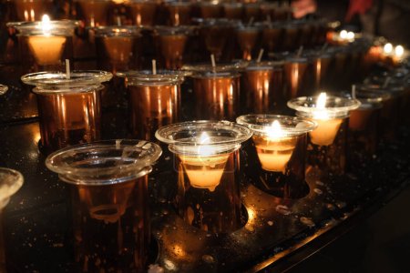 Téléchargez les photos : An image of some candles in the church - en image libre de droit
