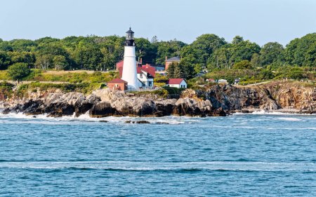 Téléchargez les photos : PORTLAND, MAINE - 10 septembre 2022 : Le phare de Portland Head est un phare historique situé à Cape Elizabeth, dans le Maine. Achevé en 1791, il est le plus ancien phare du Maine. - en image libre de droit