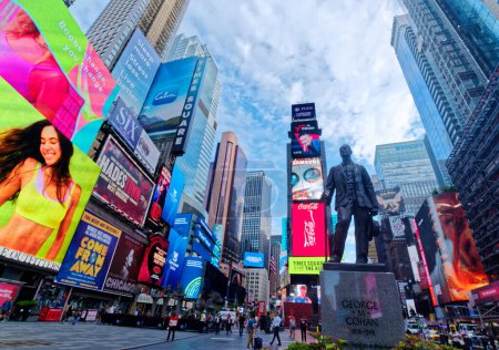 Téléchargez les photos : NEW YORK CITY - 11 septembre 2022 : New York est la ville la plus peuplée des États-Unis et avec plus de 60 millions de visiteurs par an, la destination touristique la plus fréquentée au monde - en image libre de droit