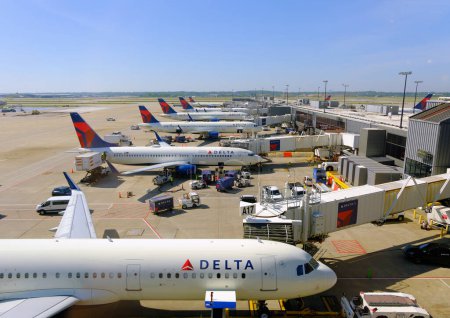 Téléchargez les photos : ATLANTA, GEORGIE - 20 avril 2023 : Delta Air Lines, dont le siège social est à Atlanta, opère plus de 5 000 vols quotidiens dans 54 pays. La société a commencé à Macon, en Géorgie, en 1924 en tant que dépoussiéreur de cultures. - en image libre de droit