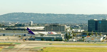 Téléchargez les photos : LOS ANGELES, CALIFORNIE - 20 avril 2023 : LAX est le principal aéroport desservant Los Angeles et le seul aéroport que quatre transporteurs américains, Alaska, American, Delta et United ont désigné comme plaque tournante - en image libre de droit