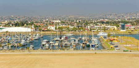 Foto de ENSENADA, MÉXICO - 28 de abril de 2023: Ensenada es una ciudad costera en Baja, México y es el destino de muchos cruceros que salen de Los Ángeles y San Diego, California.. - Imagen libre de derechos