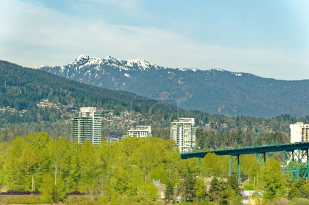 Téléchargez les photos : VANCOUVER (COLOMBIE-BRITANNIQUE) - Le 3 mai 2023 : Vancouver, un port de mer animé de la côte ouest de la Colombie-Britannique, compte parmi les villes canadiennes les plus denses et les plus diversifiées sur le plan ethnique. - en image libre de droit