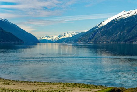 Téléchargez les photos : Montagnes enneigées au-delà de la lagune de glace près de Skagway, Alaska - en image libre de droit