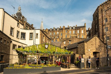 Foto de EDINBURGH, SCOTLAND - 6 de septiembre de 2023: Como Edimburgo es Patrimonio de la Humanidad, el turismo es una industria importante, y los festivales y cruceros de Edimburgo atraen a millones de visitantes.. - Imagen libre de derechos