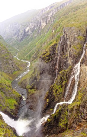 Hermosos ríos y cascadas cerca de Eidfjord Noruega