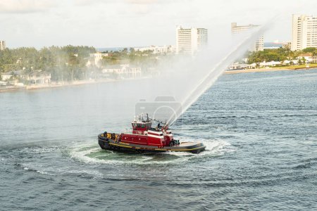 Foto de FORT LAUDERDALE, FLORIDA - 1 de diciembre de 2023: Port Everglades es uno de los principales motores económicos de South Floridas, ya que es la puerta de entrada tanto para el comercio internacional como para las vacaciones en cruceros.. - Imagen libre de derechos