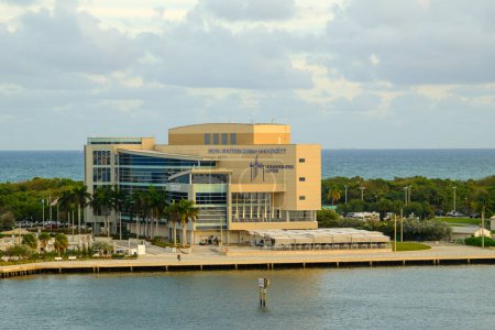 Téléchargez les photos : FORT LAUDERDALE, FLORIDE - 1er décembre 2023 : Port Everglades est l'un des principaux moteurs économiques de la Floride du Sud, car il est la porte d'entrée pour le commerce international et les vacances de croisière. - en image libre de droit