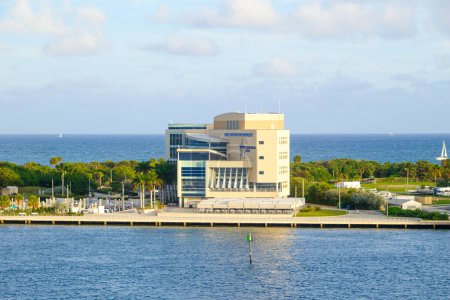Téléchargez les photos : FORT LAUDERDALE, FLORIDE - 1er décembre 2023 : Port Everglades est l'un des principaux moteurs économiques de la Floride du Sud, car il est la porte d'entrée pour le commerce international et les vacances de croisière. - en image libre de droit