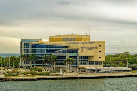 Téléchargez les photos : FORT LAUDERDALE, FLORIDE - 13 janvier 2024 : Port Everglades est l'un des principaux moteurs économiques de la Floride du Sud, car il est la porte d'entrée pour le commerce international et les vacances de croisière. - en image libre de droit