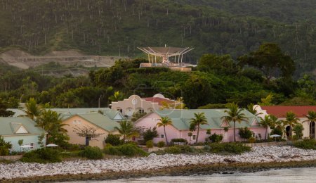 Téléchargez les photos : RÉPUBLIQUE DOMINICAINE - 1er janvier 2024 : La République dominicaine occupe la moitié de l'île d'Hispaniola avec Haïti. Il est devenu l'une des destinations de bateaux de croisière les plus populaires dans les Caraïbes. - en image libre de droit