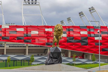 Téléchargez les photos : Budapest, Hongrie - 31 juillet 2022 : Mascotte honorée du Lion d'or du FC devant le stade Bozsik Arena à Kispest. - en image libre de droit