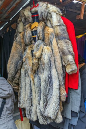 Téléchargez les photos : Manteaux de fourrure Vestes Mode d'hiver au marché aux puces - en image libre de droit