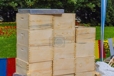 Foto de Pila de nuevo madera abeja colmena cajas equipo - Imagen libre de derechos