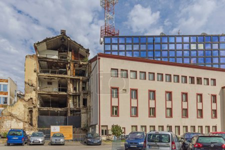 Foto de Belgrado, Serbia - 01 de octubre de 2022: El edificio Memorial Rts de los trabajadores de Radio Televisión de Serbia fue demolido en la agresión de la OTAN en 1999. - Imagen libre de derechos