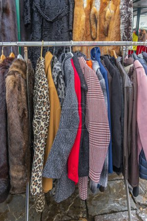 Téléchargez les photos : Style Classique Femmes Mode Vêtements d'hiver au marché aux puces - en image libre de droit