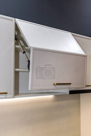 Téléchargez les photos : Ouvreur automatique de porte de Cabinet sans effort dans la cuisine moderne - en image libre de droit