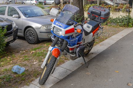 Foto de Belgrado, Serbia - 29 de octubre de 2022: Primera edición de la Motocicleta Japonesa de Deportes de Aventura Honda Africa Twin. - Imagen libre de derechos
